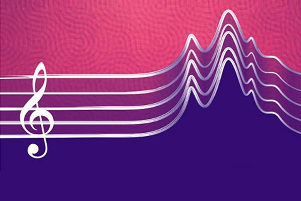 Grafika identyfikująca Festiwal Muzyka na Szczytach. Motywem przewodnim jest pięciolinia na początku, której znajduje się klucz wiolinowy. W dalszej części pięciolinia układa się w kształt przypominający górskie szczyty i jednocześnie wykres charakterystyczny dla zapisu ścieżki audio. Zobrazowany dźwięk, impuls. Całość na gradientowym fioletowym tle.