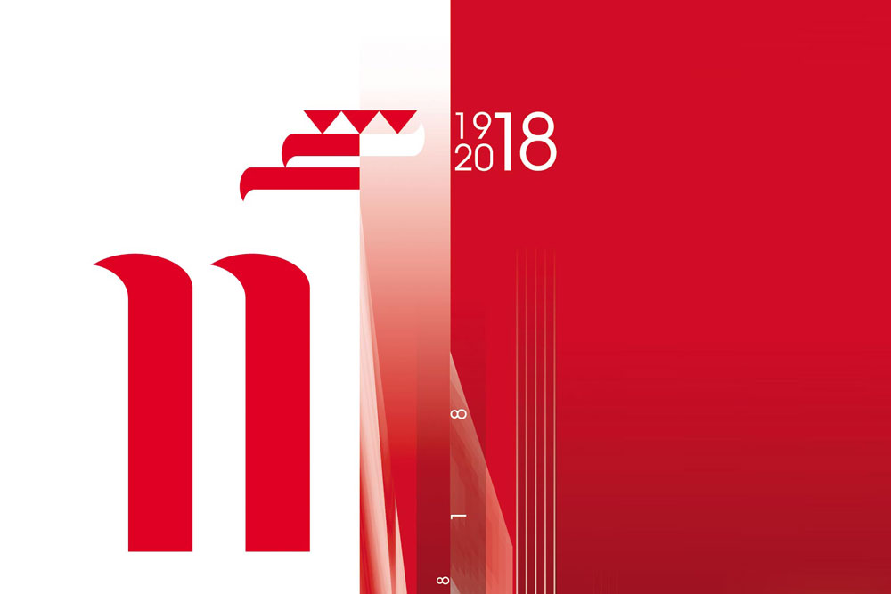 Na obrazie biało-czerwona abstrakcyjna grafika z motywem schematycznej głowy godła narodowego oraz daty rocznicowe 1918 i 2018. Po lewej stronie na białym tle duża stylizowana czerwona liczba 11 symbolizująca miesiąc listopad. Na czerwonym pionowe, białe zanikające kreski przypominające pięciolinię a także struny instrumentu