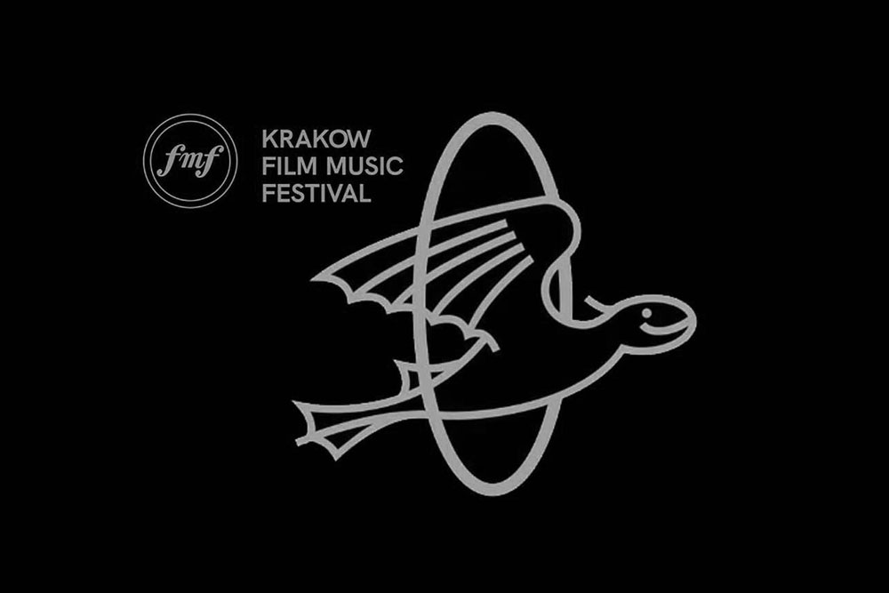 Znak Krakowskiego Festiwalu Filmowego 2020. Grafika narysowana jasno szarą kreską na czarnym tle. Przedstawia schematyczną postać przypominającą smoka lub chimerę z rozpostartymi skrzydłami przelatującą przez owal.