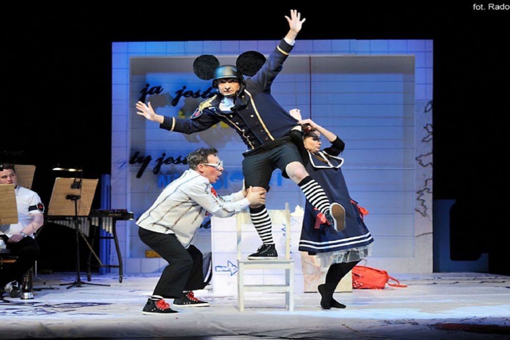 Scena ze spektaklu "Myszki i wojna"