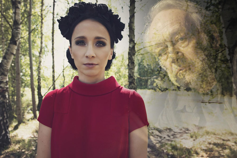 Na zdjęciu portret Renaty Przemyk na tle jasno oświetlonego brzozowego lasu. Widoczna górna część garderoby, najpewniej sukni w kolorze czerwonego wina. Na głowie artystki czarna obfita opaska zlewająca się z czarnymi włosami upiętymi z tyłu. Oczy podkreślone wyrazistym ciemnym makijażem. Na tło nałożony transparentny, portret Przemysława Gintrowskiego tworzący integralną alegoryczną część tła.